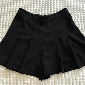 Alice + Olivia Women’s black pleated shorts. High waisted size 6